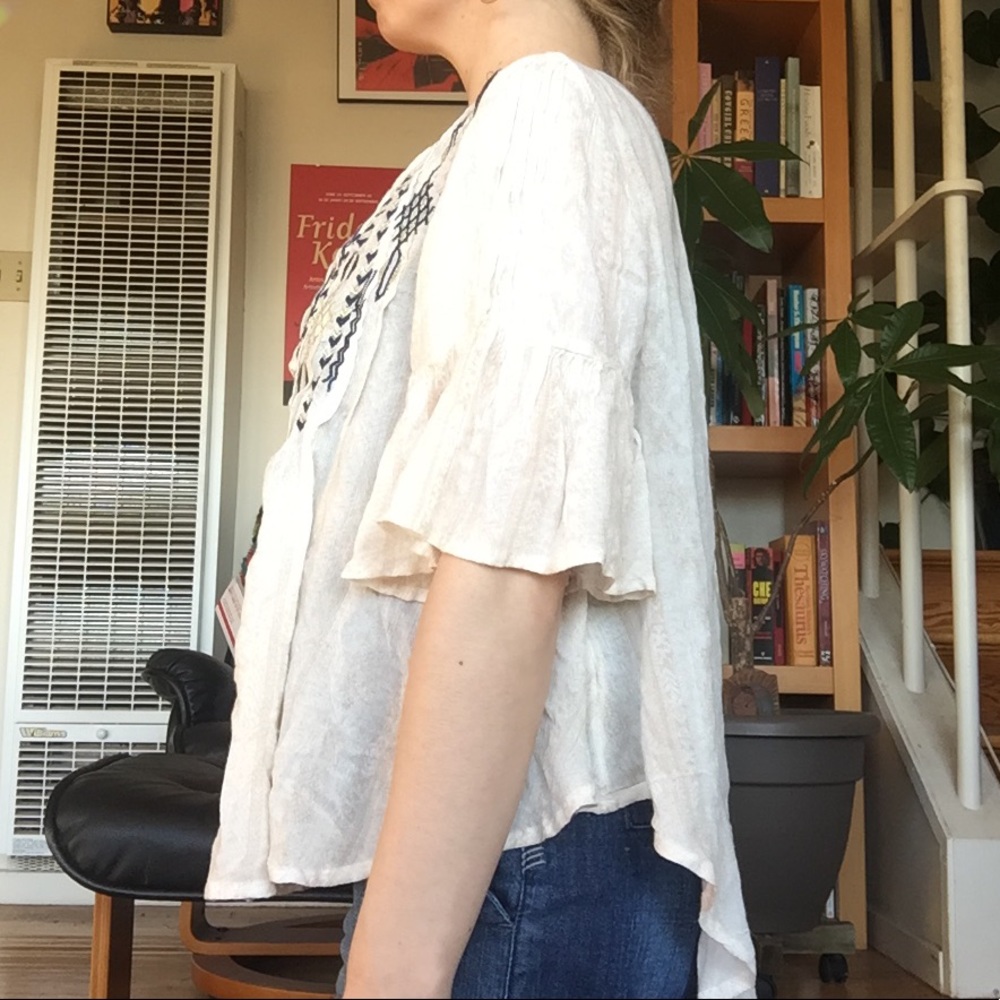 Ecote Gauze Bell Sleeve Hippie Embroidered Top NWT - Picture 4 of 6